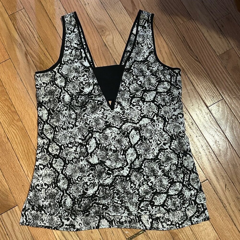 Express Womens Black & White Snakeskin Print Sleeveless Blouse Size Small T22-3